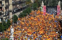 مئات آلاف يحتجون ببرشلونة ضد انفصال كتالونيا عن إسبانيا