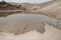 مستوطنون يضخون المياه العادمة على قرية الخان الأحمر
