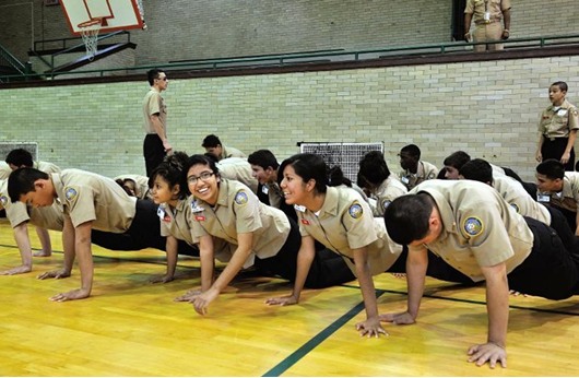 البحرية الأمريكية تموّل مدارس لعسكرة الطلاب