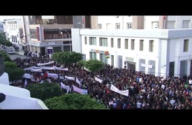 آلاف العمال في "صفاقس" التونسية يحتجون ضد قرار تجميد الأجور