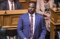 تصفيق حار لأول عضو نيوزلندي- أفريقي بعد خطابه في البرلمان