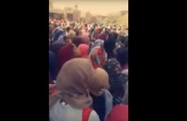 تظاهرة نسوية بجامعة سودانية تطالب برحيل البشير (شاهد)