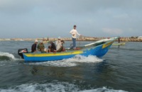 زورق حربي مصري يطلق النار تجاه قارب صيد فلسطيني