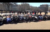 صلاة أمام البيت الأبيض تأبينا لضحايا "نورث كارولاينا" (فيديو)