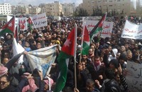مئات الأردنيين يعتصمون قرب السفارة الإسرائيلية بعمان