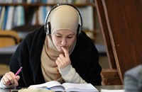 فتاة سورية يتحطم حلمها في فرنسا بسبب ارتدائها الحجاب