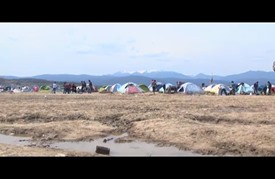 السلطات اليونانية تبدأ بنقل المهاجرين من الحدود المقدونية