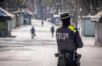 شرطة إسبانيا تعزف وتغني في أحياء سكنية لنشر البهجة (شاهد)