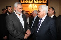 مشاورات هاتفية بين عباس وهنية بعد حل حماس للجنتها الإدارية