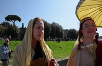 آلاف الأشخاص يحتفلون بذكرى تأسيس روما (فيديو)
