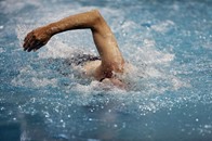 يابانية في سن المئة تحقق إنجازا عالميا في السباحة