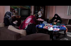 جامعية في غزة تهزم البطالة وتزين المنازل بالنايلون المستعمل