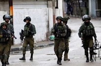 عشرات من جنود الاحتلال يعتقلون طفلا فلسطينيا بالشارع (شاهد)