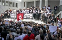 تمديد للطوارئ بتونس.. ومسيرة للأساتذة الجامعيين (صور)