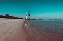 الكويت ترحّل عائلة أردنية افترشت الشاطئ لشهرين.. هذه قصتهم