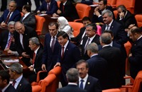 شجار عنيف بين النواب داخل البرلمان التركي (فيديو)