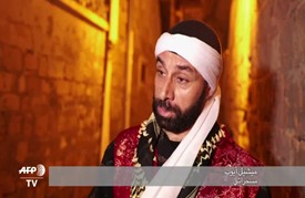 مسحراتي مسيحي يوقظ سكان مدينة عكا في ليالي رمضان منذ 13 عاما
