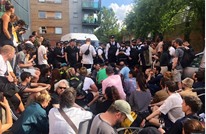 متظاهرون بلندن يجبرون الأمن على إطلاق سراح مهاجر غير شرعي