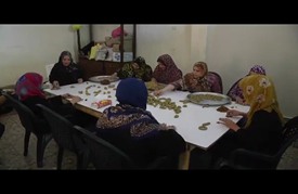 صناعة "كعك العيد".. أجواء فرح ومصدر دخل لسيدات فلسطينيات