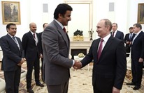 أمير قطر يتسلم من بوتين راية رمزية لتنظيم كأس العالم 2022