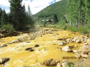تلوث في غرب أمريكا يحوّل لون مياه أنهر للبرتقالي