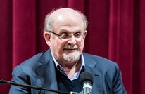 طعن الكاتب المثير للجدل سلمان رشدي في نيويورك (شاهد)