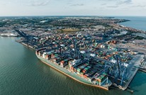 عمال أكبر ميناء شحن ببريطانيا يبدأون إضرابا لمدة 8 أيام (شاهد)
