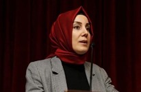 نائبة تركية تستنكر موجة العنصرية بحق السياح العرب (فيديو)