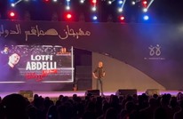الفنان لطفي العبدلي يثير جدلا في تونس بسبب مسرحية