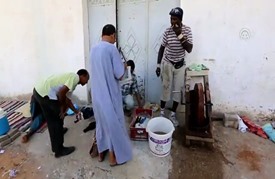 "صقل السكاكين" بالجنوب التونسي .. منافع أخرى لأضاحي العيد