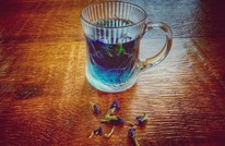مشروب بقدرات "خارقة".. تعرف على "الشاي الأزرق"