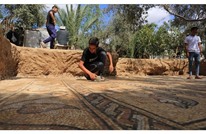مزارع يكتشف أرضيات "فسيفسائية" تعود للعهد البيزنطي في غزة