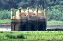 اكتشاف مسجد عمره 120 عاما مغمور بسد في الهند (شاهد)