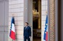 ماكرون يعيّن أول رئيسة وزراء بفرنسا منذ 30 عاما.. وانتقادات